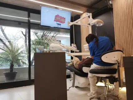 Ortodoncia — brackets o alineadores para adultos y adolescentes